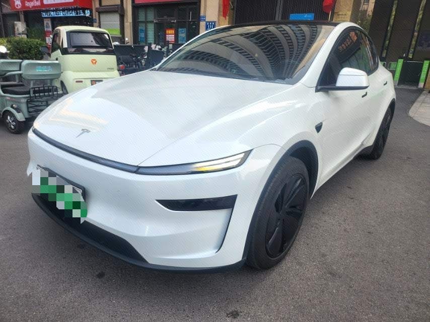 Tesla Model Y 2025 Tesla Model Y 2025 صورة سيارة