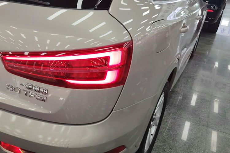 Audi Q3 2018 car image #8