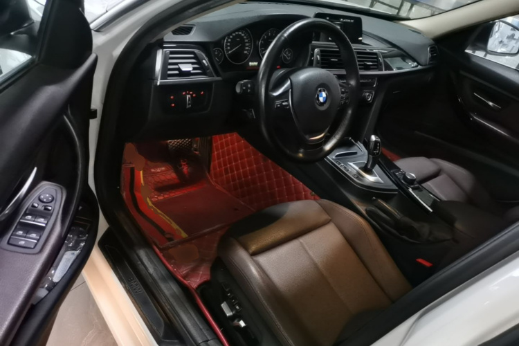 BMW 3 Series 2018 car image #16