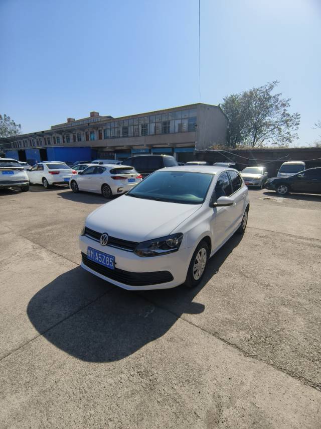 Volkswagen Polo 2015 Volkswagen Polo 2015 car image