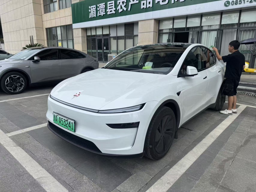 Tesla Model Y 2025 car image #2