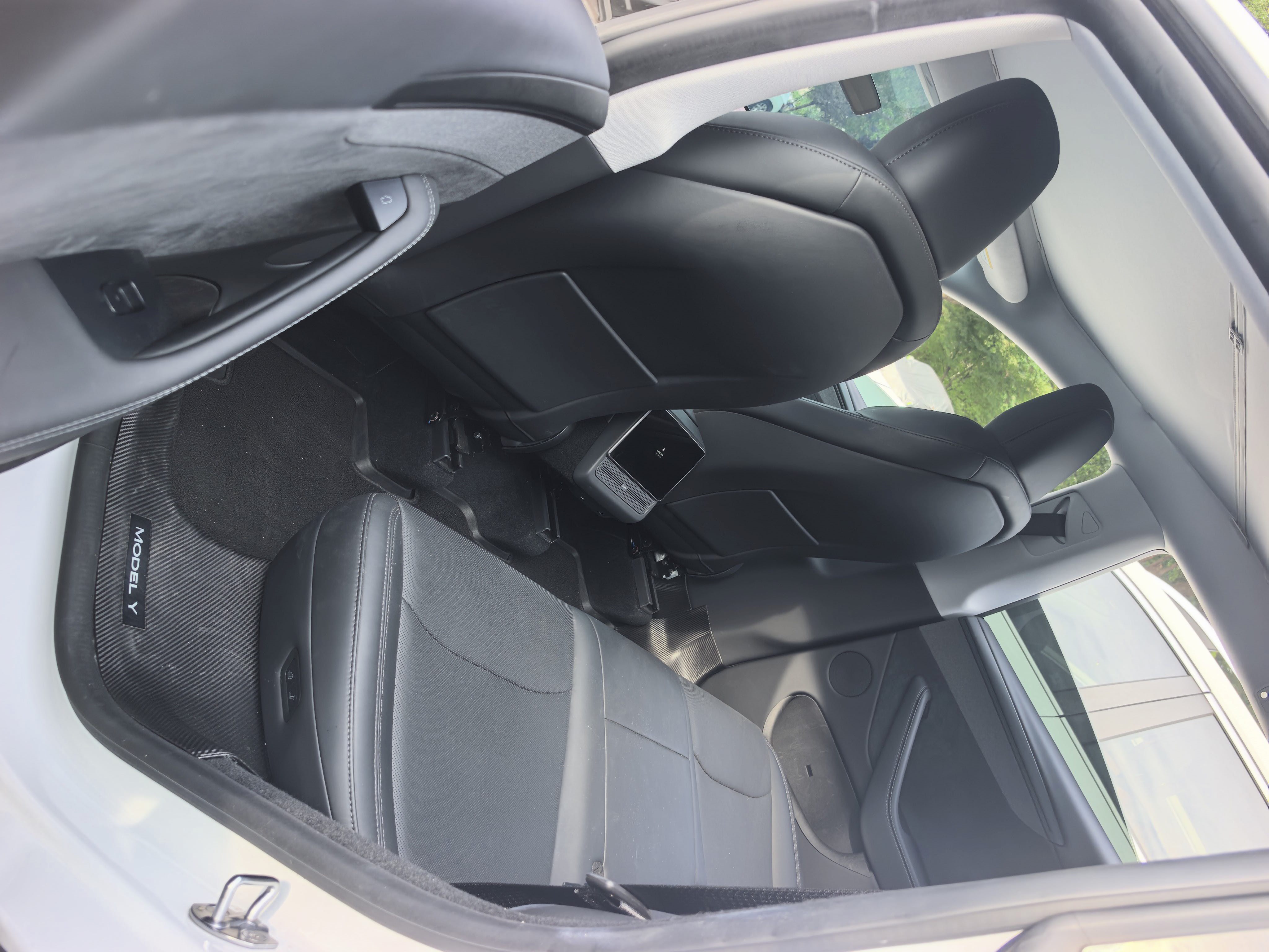 Tesla Model Y 2025 #4 Tesla Model Y 2025 car image #4