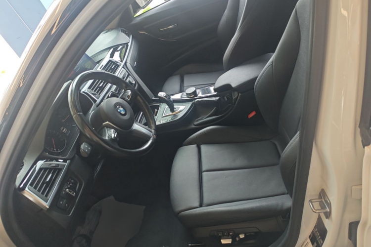 BMW 3 Series 2019 car image #15