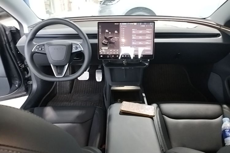 Tesla Model 3 2025 immagine di auto #10
