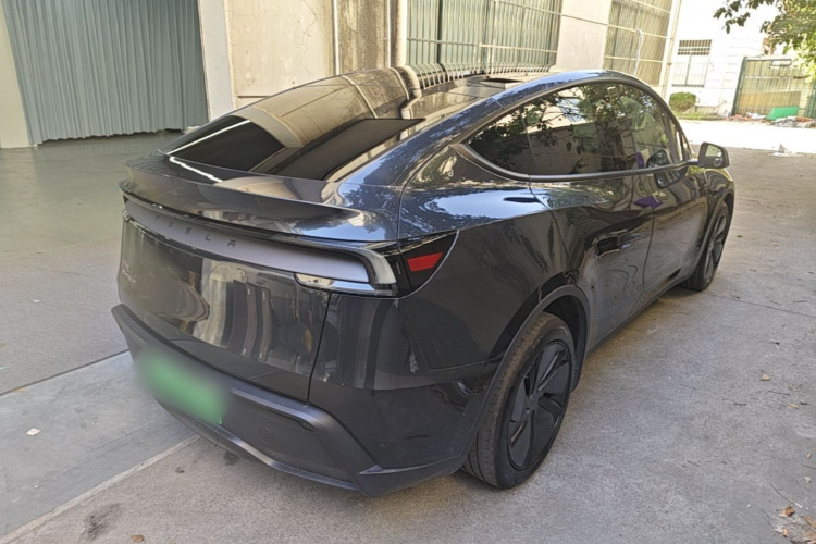 Tesla Model Y 2025 car image #7