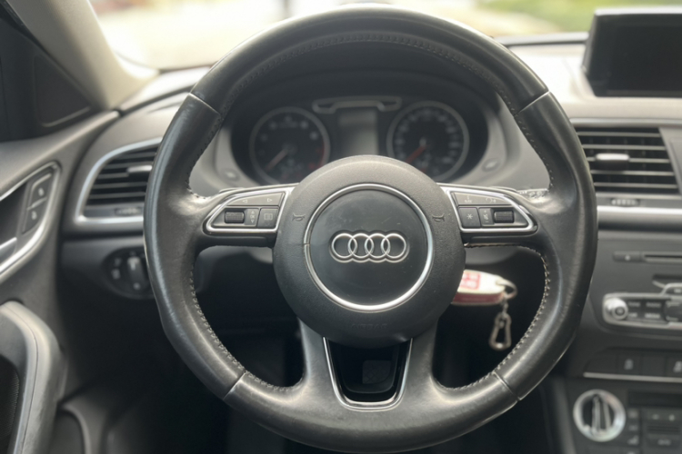 Audi Q3 2015 car image #16