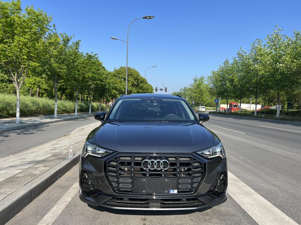 Audi Q3 2023 car image #2