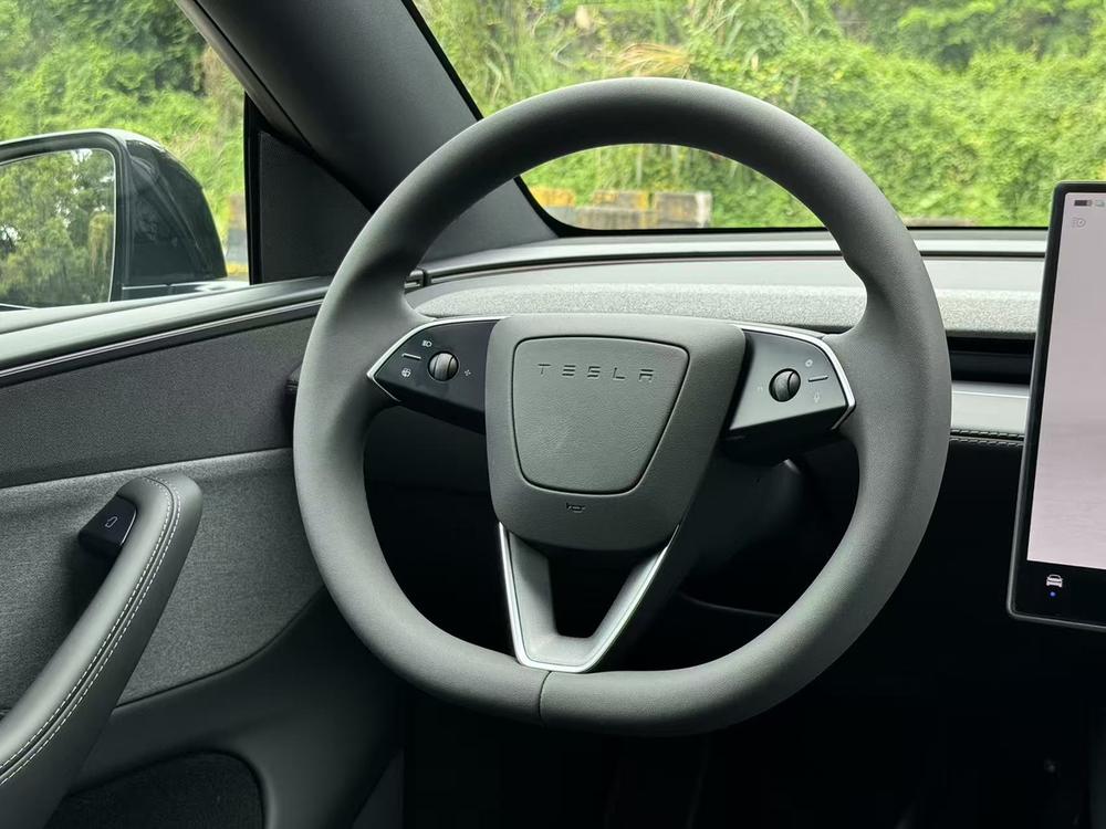 Tesla Model Y 2026 #14 Tesla Model Y 2026 car image #14