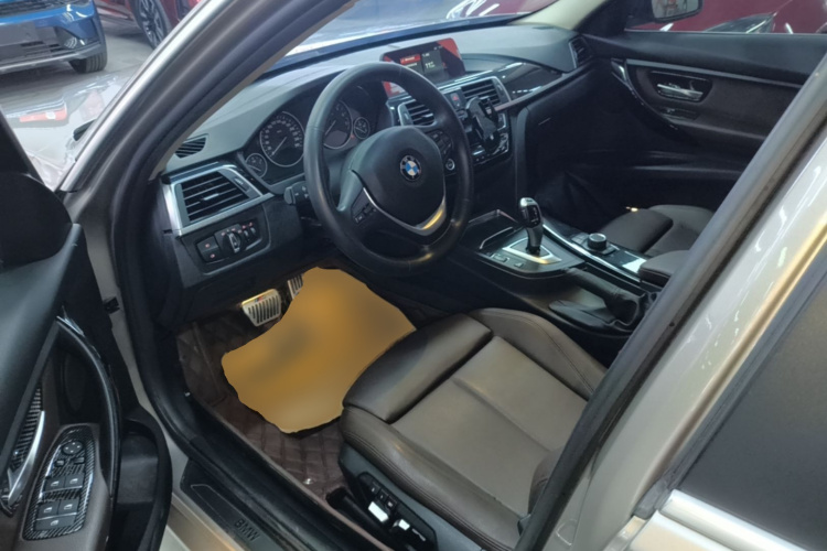 BMW 3 Series 2018 car image #16
