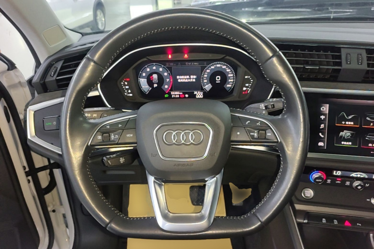 Audi Q3 2020 car image #11