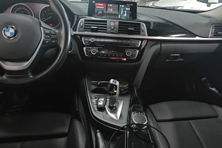 BMW 3 Series 2019 car image #13