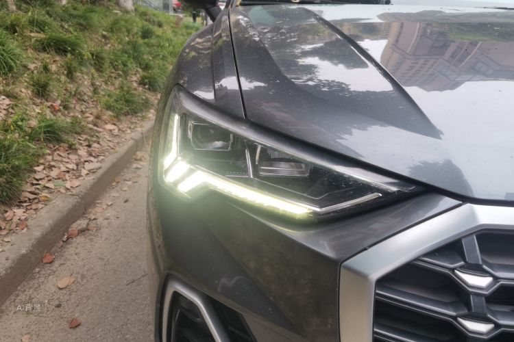 Audi Q3 2020 car image #8
