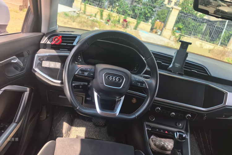 Audi Q3 2021 immagine di auto #12