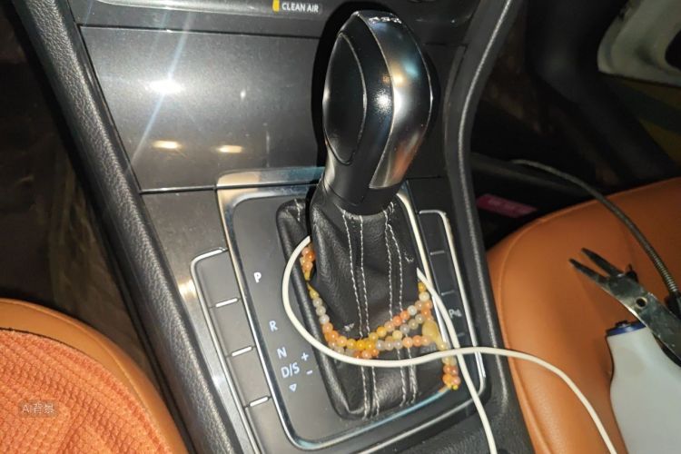 Volkswagen Golf 2017 car image #16