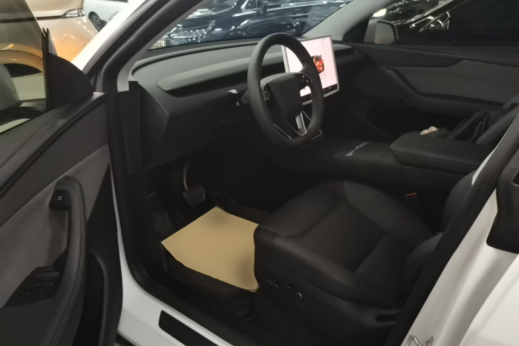 Tesla Model Y 2025 #16 Tesla Model Y 2025 car image #16