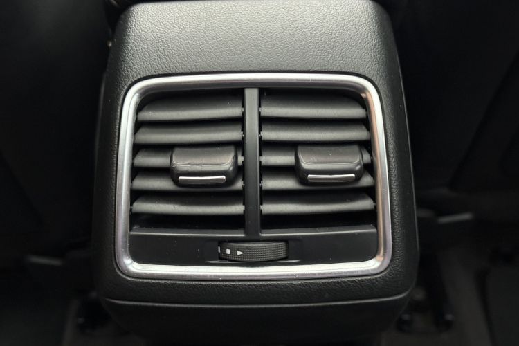 Audi Q3 2016 car image #17
