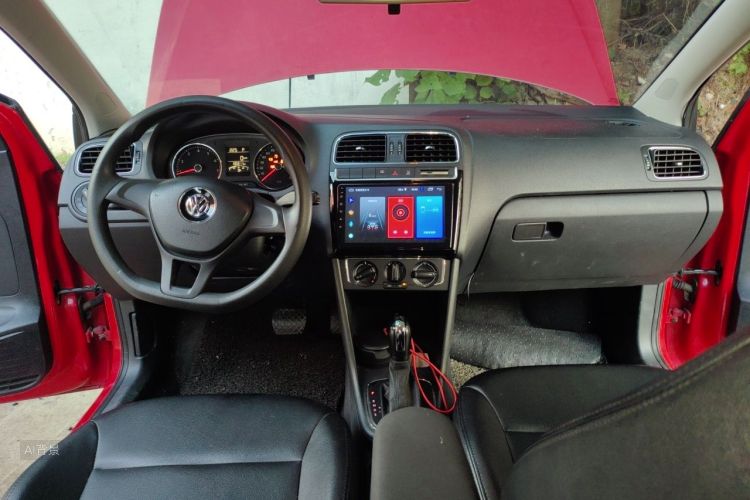 Volkswagen Polo 2015 car image #11