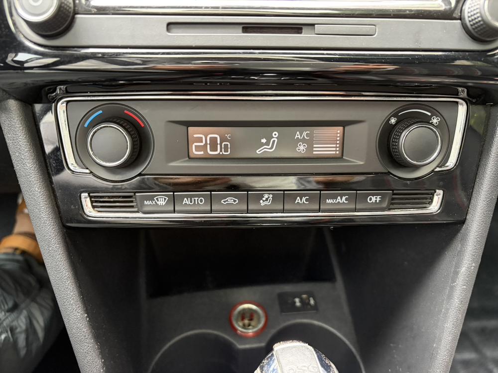 Volkswagen Polo 2015 car image #10