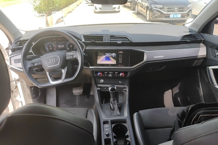 Audi Q3 2020 car image #10