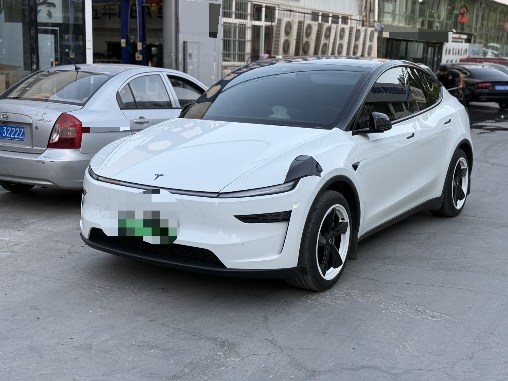 Tesla Model Y 2025 Tesla Model Y 2025 car image