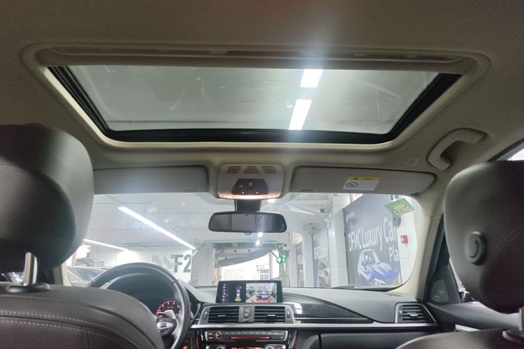 BMW 3 Series 2018 car image #20