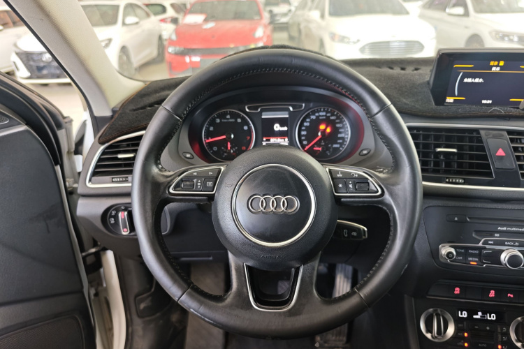 Audi Q3 2015 car image #11