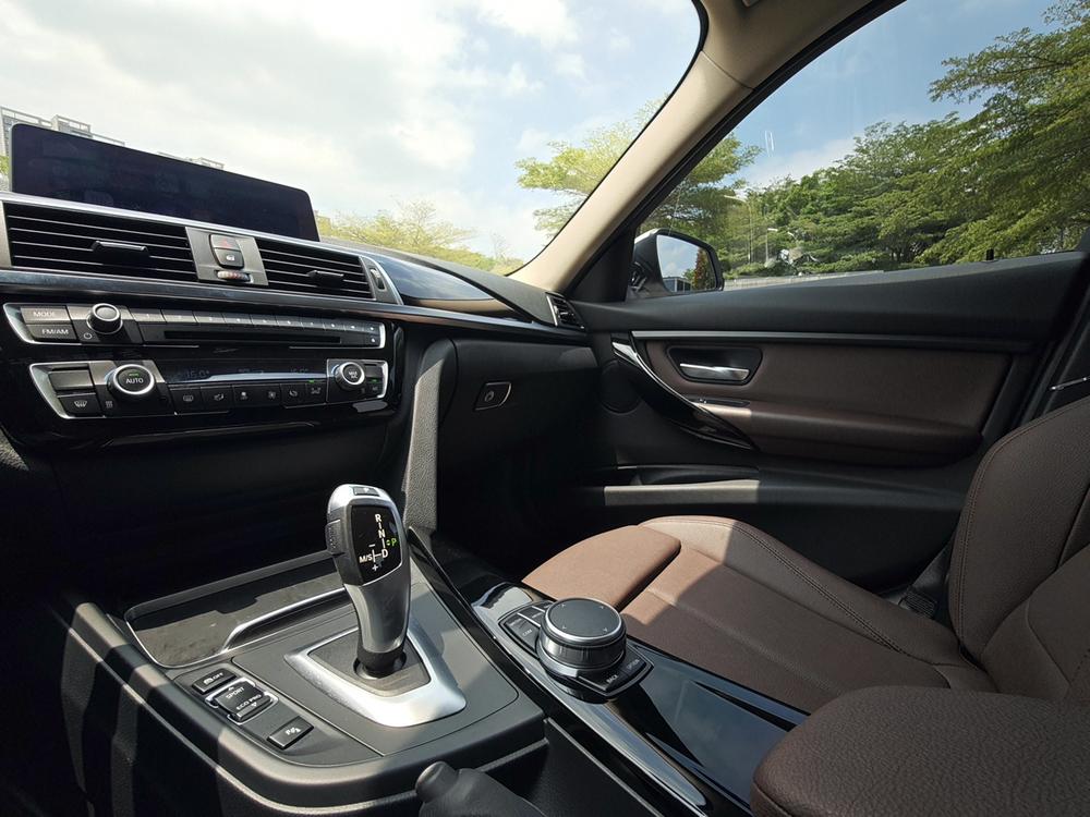 BMW 3 Series 2019 car image #14