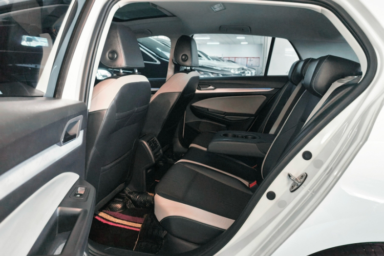 Volkswagen Golf 2023 car image #18