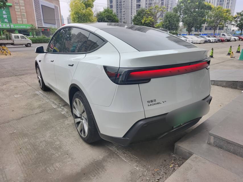 Tesla Model Y 2025 #3 Tesla Model Y 2025 car image #3