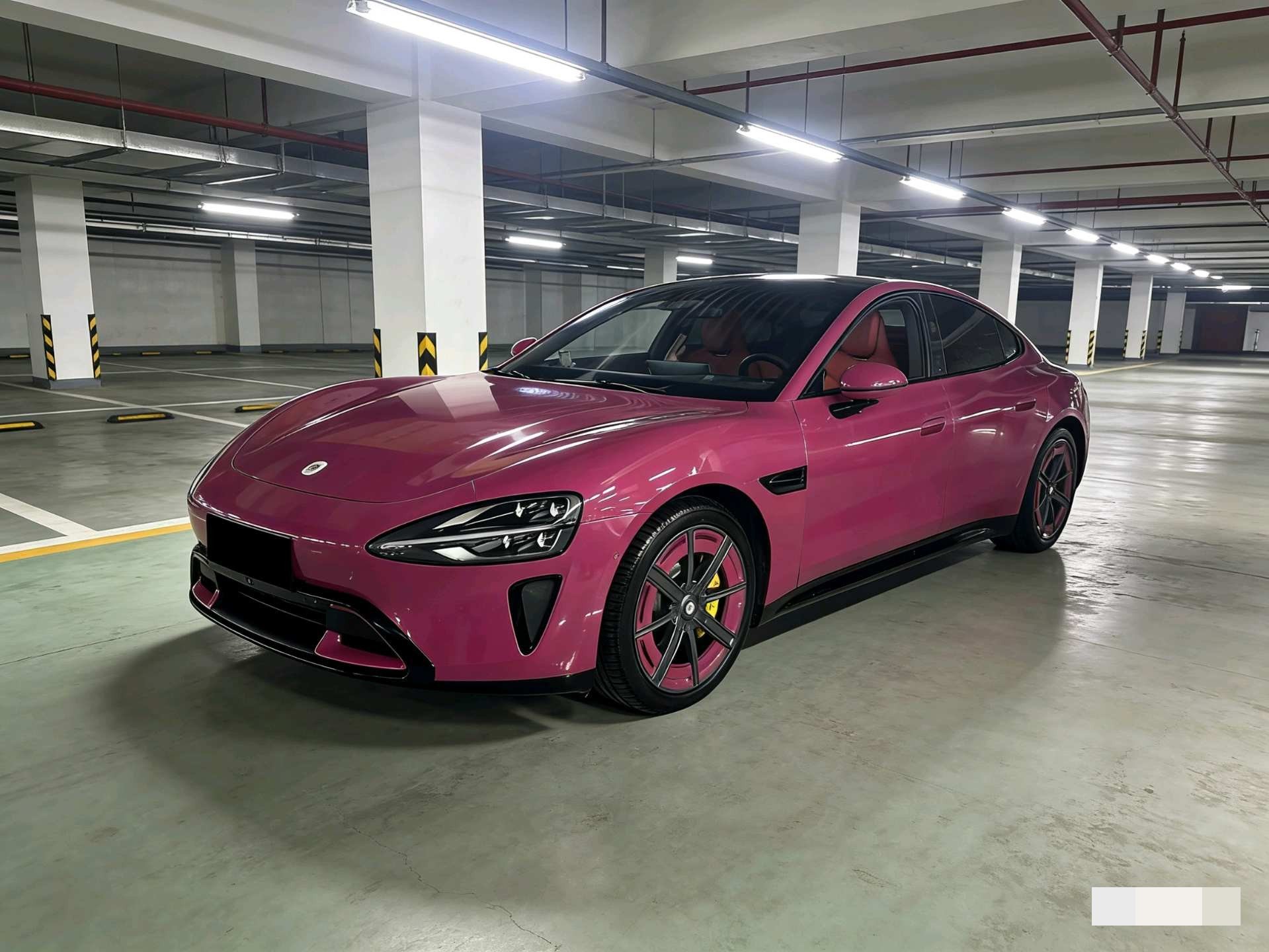 MI SU7 2025 immagine di auto 