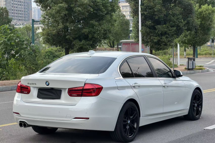 BMW 3 Series 2019 immagine di auto #9