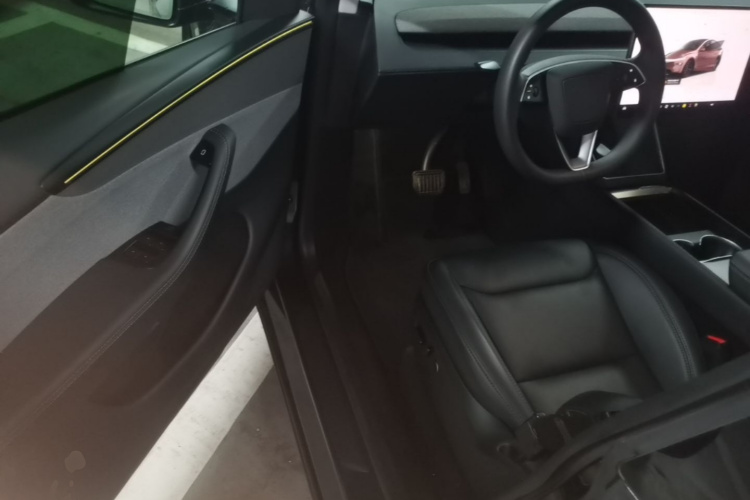 Tesla Model Y 2025 #16 Tesla Model Y 2025 car image #16