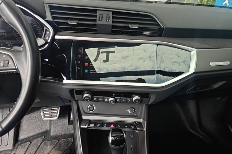 Audi Q3 2023 car image #13