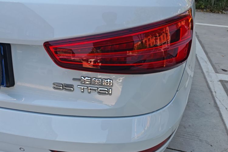 Audi Q3 2019 car image #8