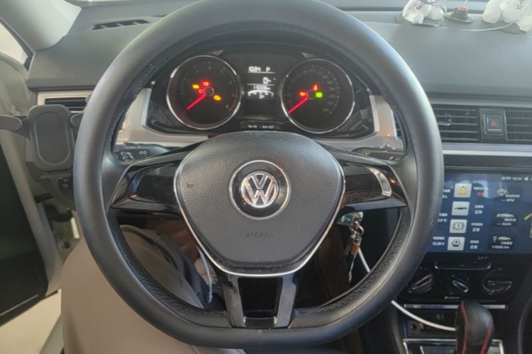 Volkswagen Bora 2016 car image #11