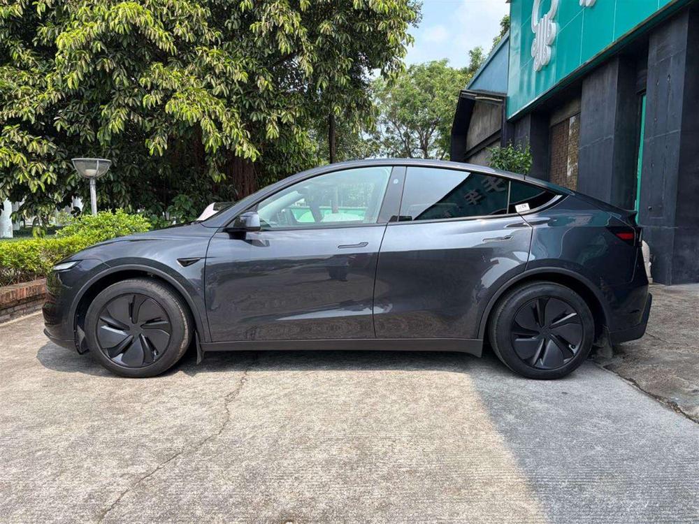 Tesla Model Y 2025 immagine di auto #4
