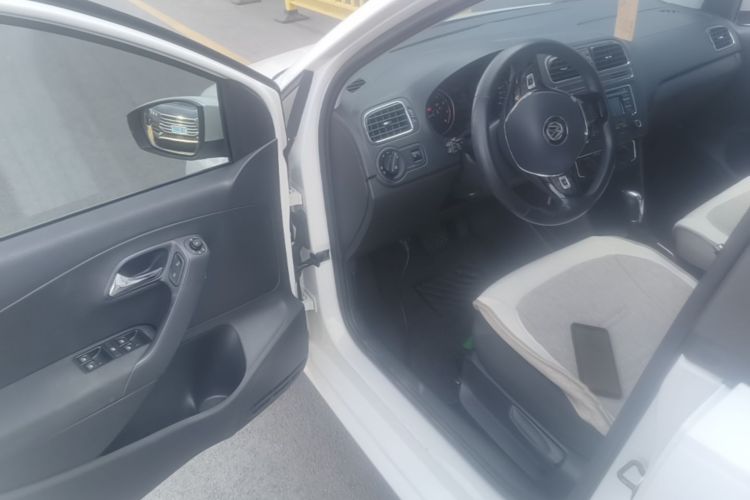 Volkswagen Polo 2016 car image #16