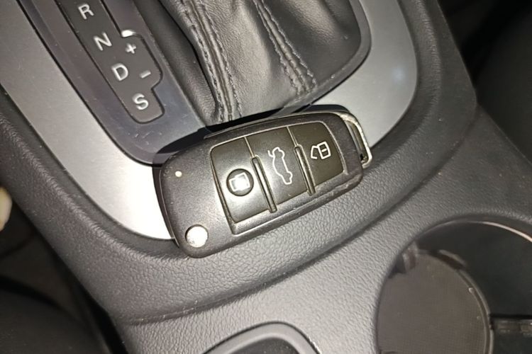Audi Q3 2018 car image #9