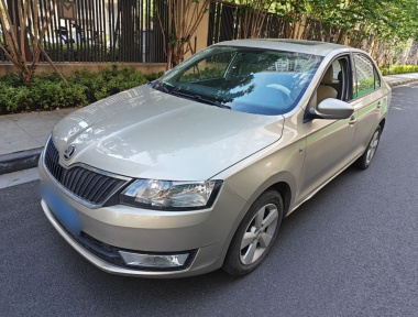 Skoda Rapid 2015 Skoda Rapid 2015 image de voiture