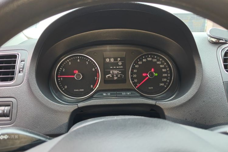 Volkswagen Polo 2015 car image #13