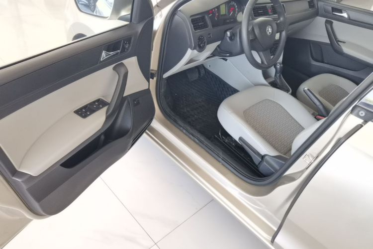 Skoda Rapid 2016 car image #16