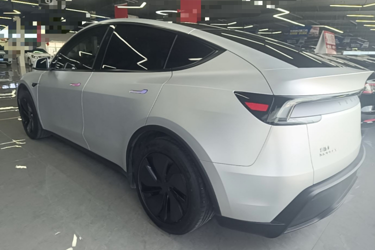 Tesla Model Y 2025 #5 Tesla Model Y 2025 car image #5