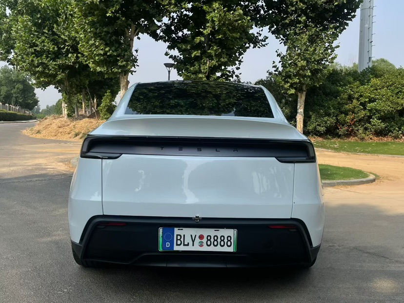 Tesla Model Y 2026 car image #9