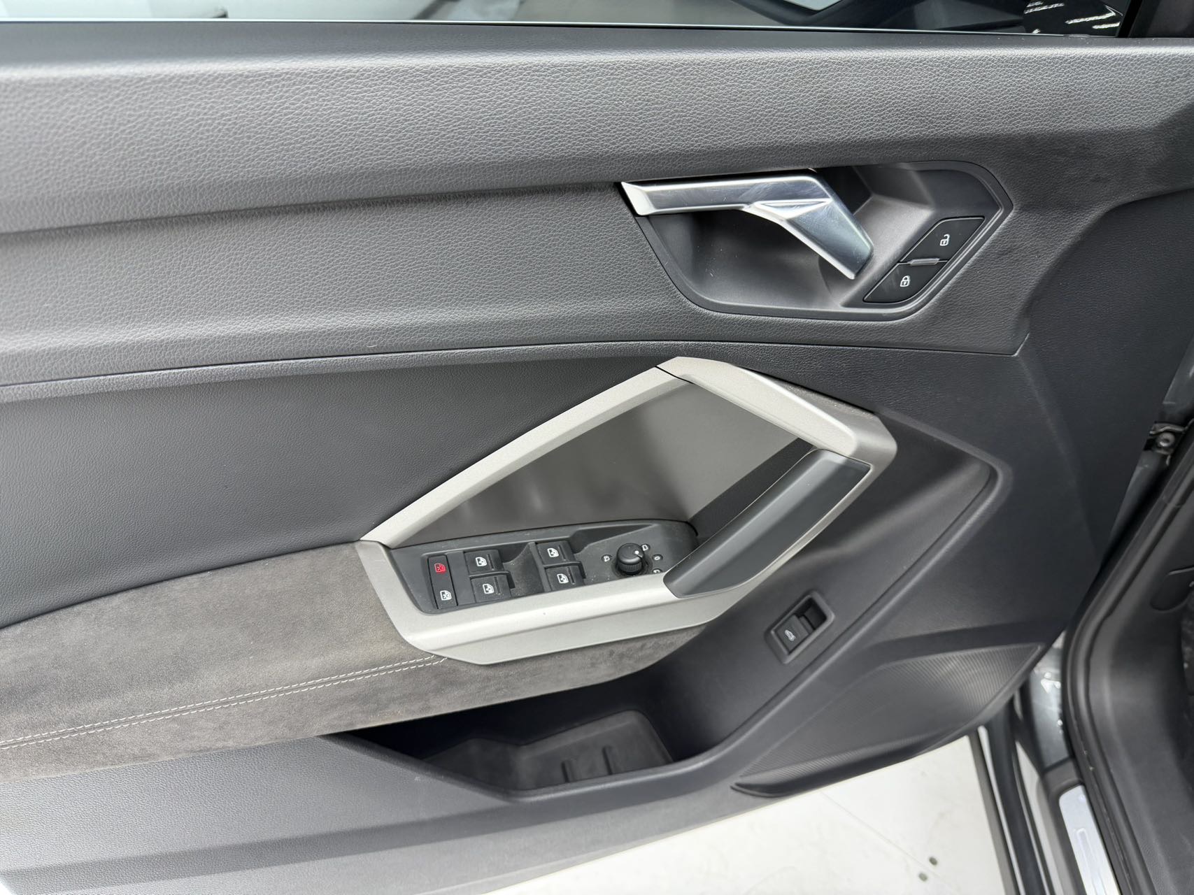 Audi Q3 2022 car image #9