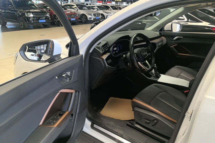 Audi Q3 2020 car image #16