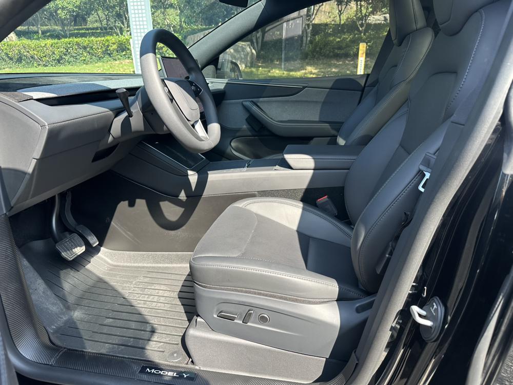 Tesla Model Y 2026 immagine di auto #10
