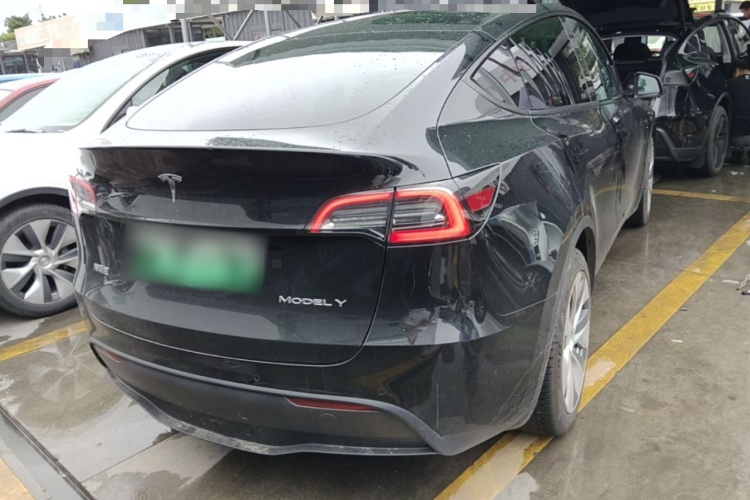 Tesla Model Y 2023 #4 Tesla Model Y 2023 car image #4