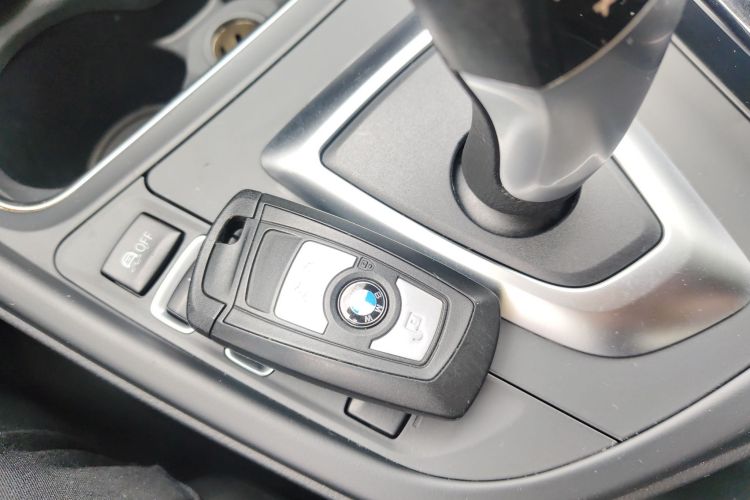 BMW 3 Series 2018 #9 BMW 3 Series 2018 car image #9