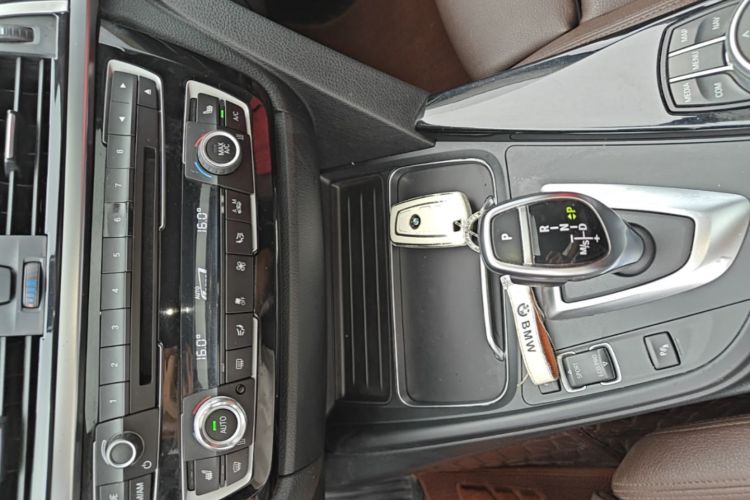 BMW 3 Series 2019 car image #14