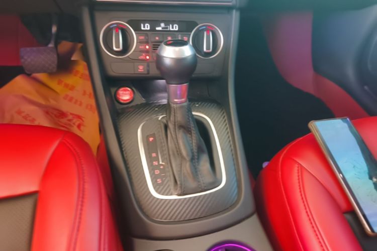 Audi Q3 2018 car image #18